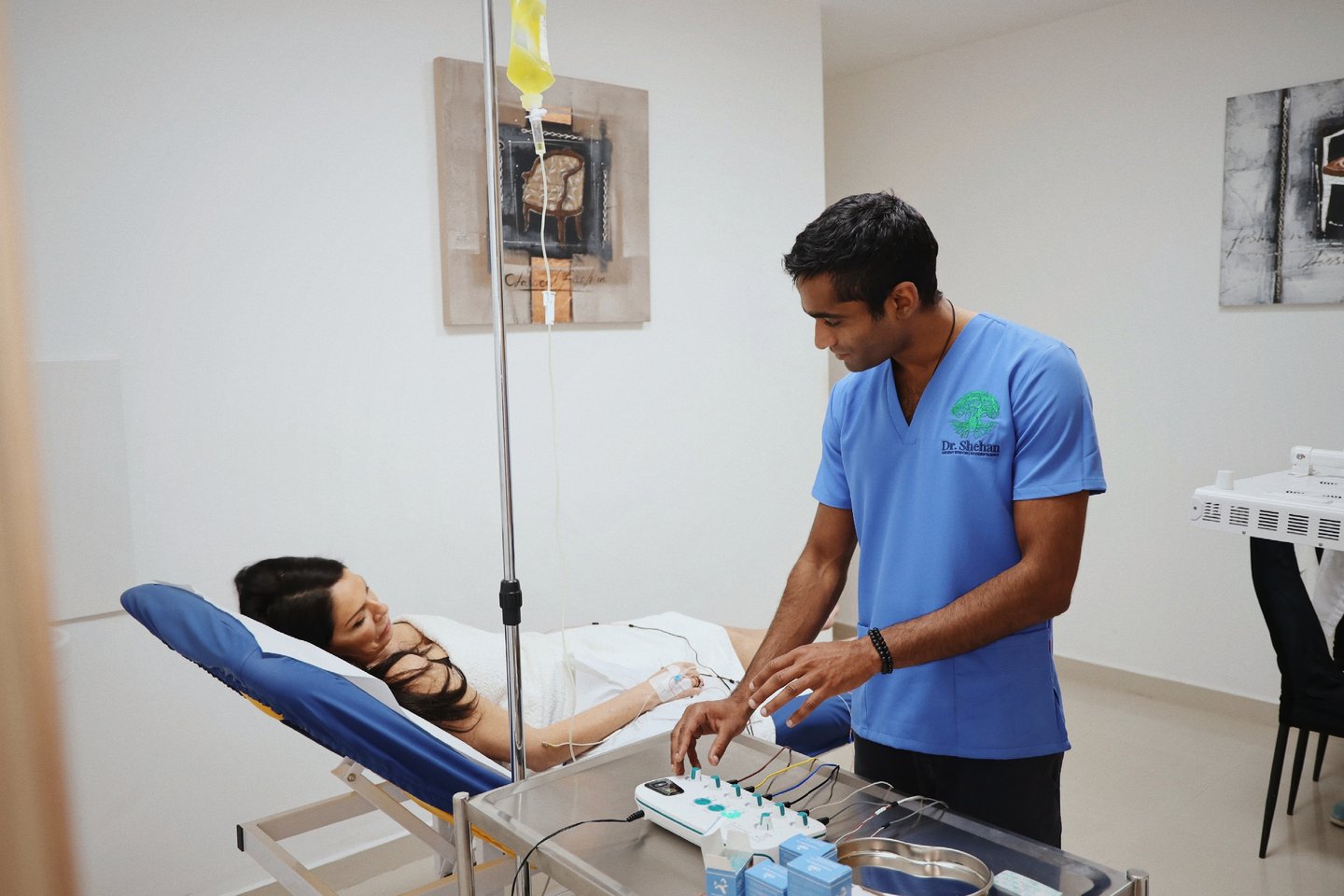 Dr Shehan providing electroacupuncture alongside an intravenous treatment in clinic