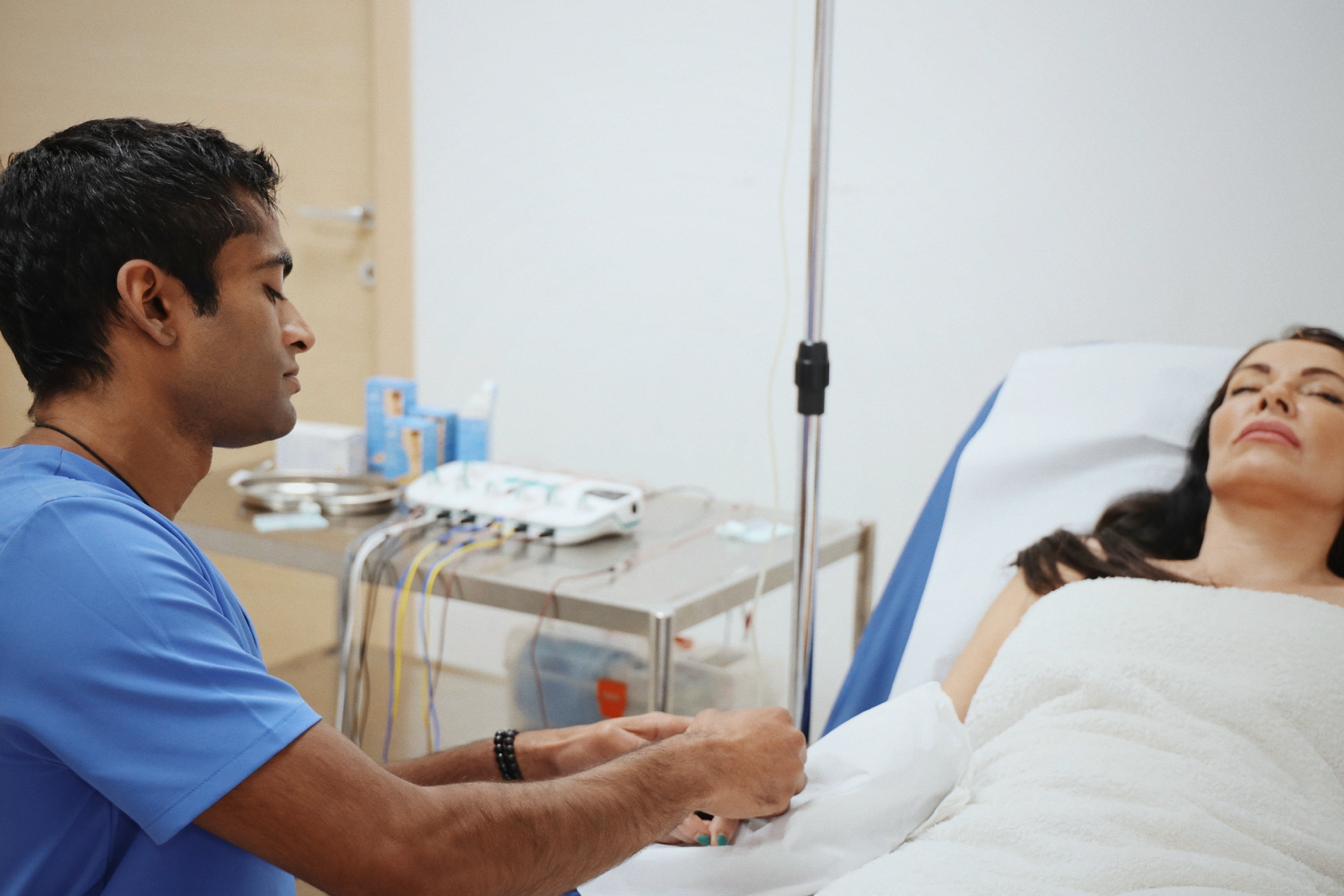 Dr Shehan with a patient during an Integrative Reset treatment session